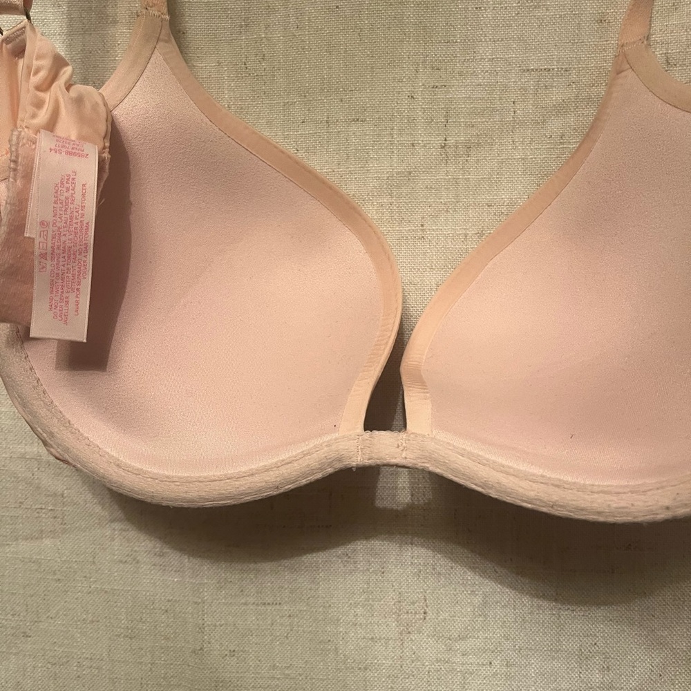Victoria's Secret Peach Lace Trim Bra - Picture 2 of 4